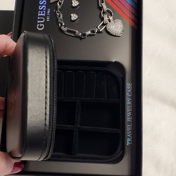 NWT in Giftbox - GUESS SILVER Heart Bracelet/Earrings with travel jewelry case - Picture 5 of 12